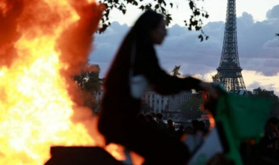 France’s Debt Crisis Raises a Warning for the U.S. as Economic Pressures Mount
